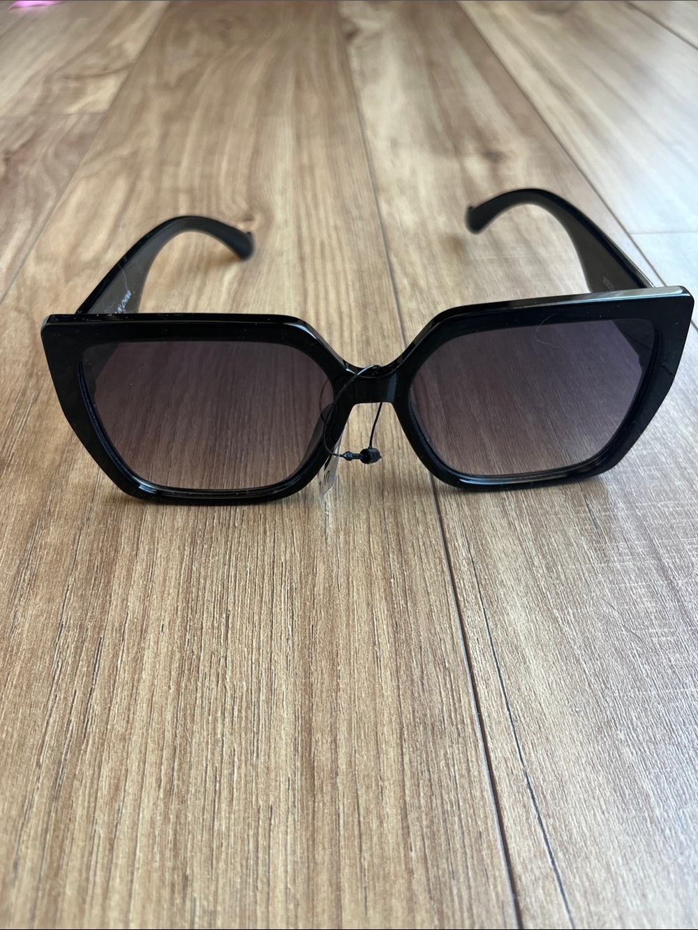 Sleek Black Oversized Cat-Eye Women's Sunglasses